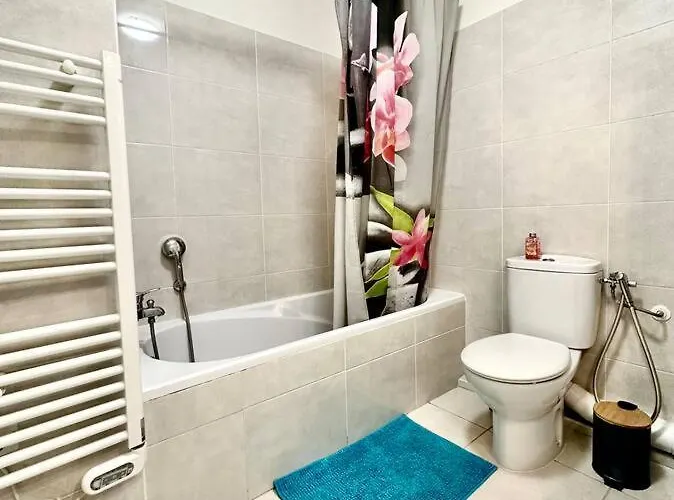 Cosy Holidays - Beach, Bars & Food At 10min Walk Antibes