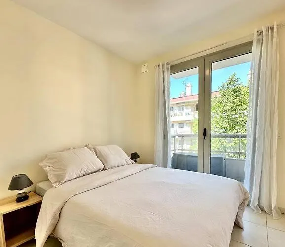 Cosy Holidays - Beach, Bars & Food At 10min Walk * Антиб